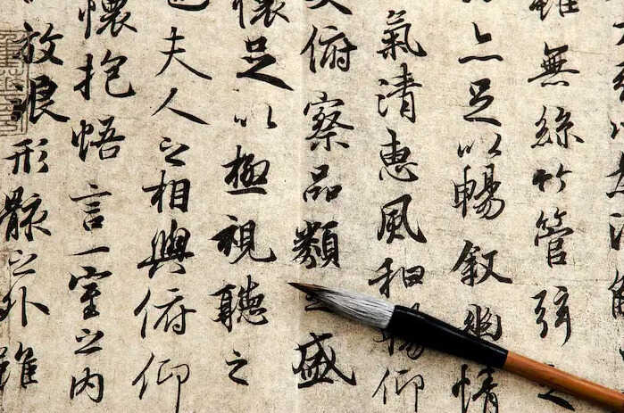 Caligrafía,<br/> por Lucy Gómez 1 Caligrafia china Atril press