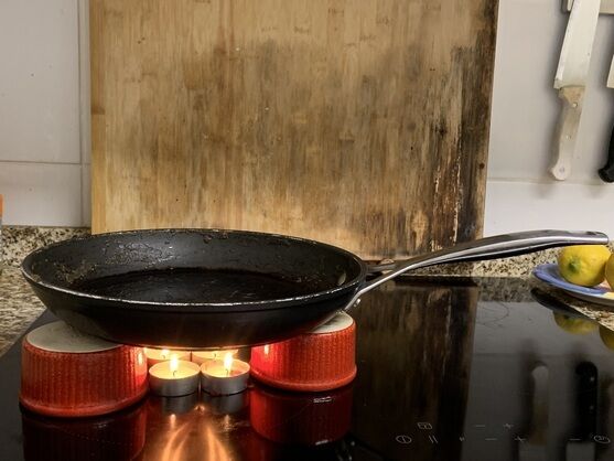 Oscuros,<br/> por Luli Delgado 1 Cocina improvisada Atril press