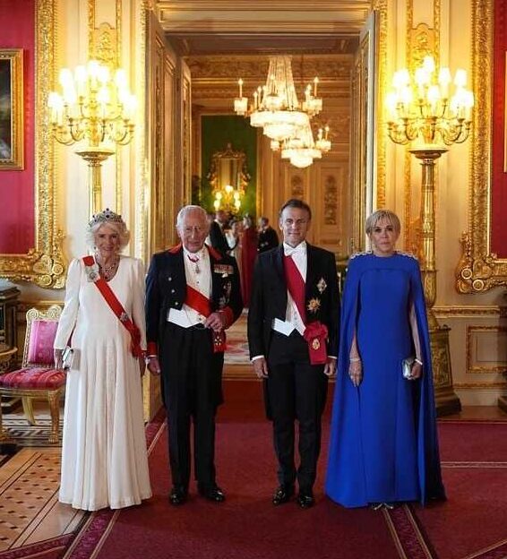Carlos III y Macron Atril press e1752812276756