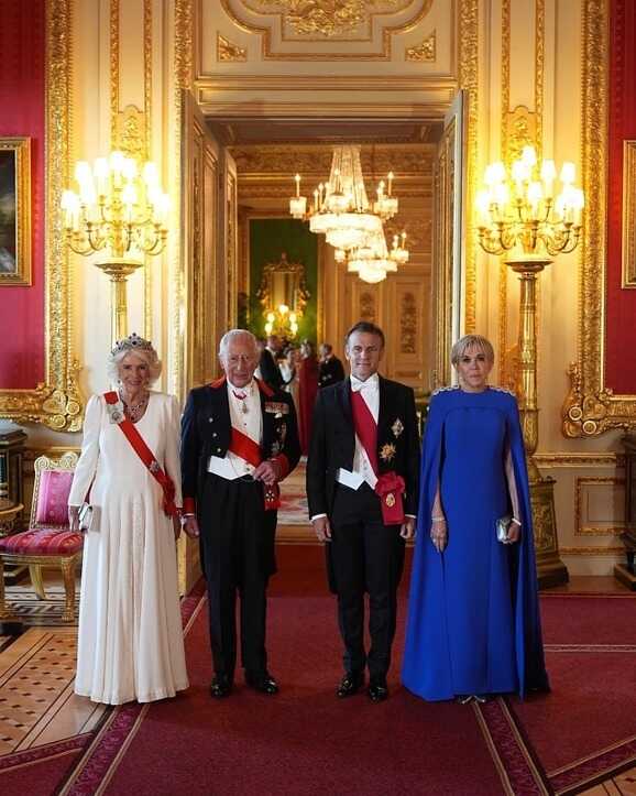 Banquete para Macron,<br/> por Mayte Navarro 1 Carlos III y Macron Atril press